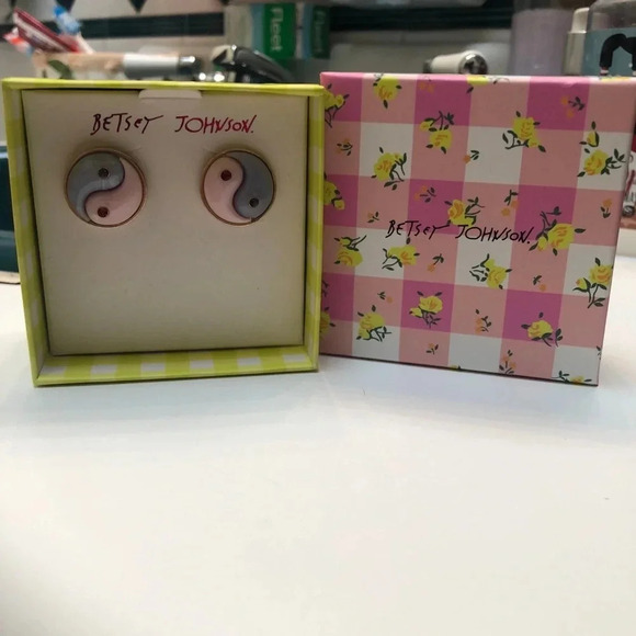 NIB BETSEY JOHNSON YIN YANG EARRINGS - Picture 3 of 4